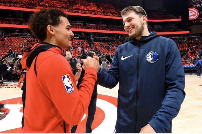 霍安说巴萨和切尔西上半场势均力敌，主持人：以为我们没看球吗？（霍安称巴萨与切尔西半场五五开，主持人反问：把我们当没看球的？）