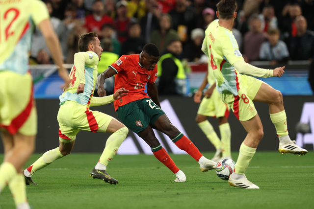 意甲奇妙世界：斯帕莱蒂与孔蒂的角色变换与霍伊伦德的惊艳表现（意甲奇境：斯帕莱蒂与孔蒂的角色切换，霍伊伦德闪耀全场）