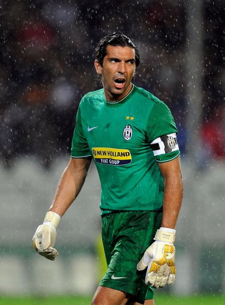 曼城有望大胜桑德兰，展现沉稳防守，争夺英超积分榜席位。（曼城剑指大胜桑德兰，稳固防线力争提升英超排名）