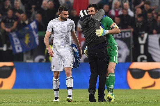 足坛年终大战淘汰赛实时赛况：安东尼微弱优势领先贝林厄姆（年终足坛淘汰赛即时战况：安东尼小幅领先贝林厄姆）