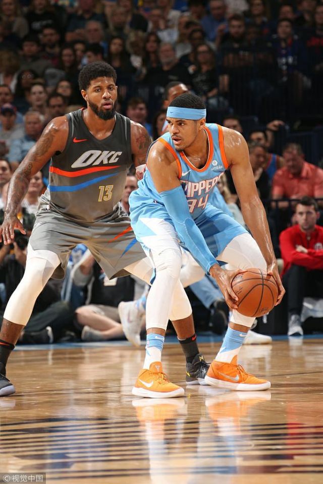 疯狂的足球：米兰门神迈尼昂的盘带合集（足坛狂潮：AC米兰门将迈尼昂盘带集锦）