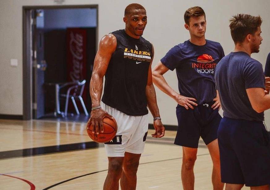 记者：利物浦仍在与科纳特谈续约，球员渴望留队（记者：利物浦仍在推进与科纳特的续约谈判，球员盼留队）