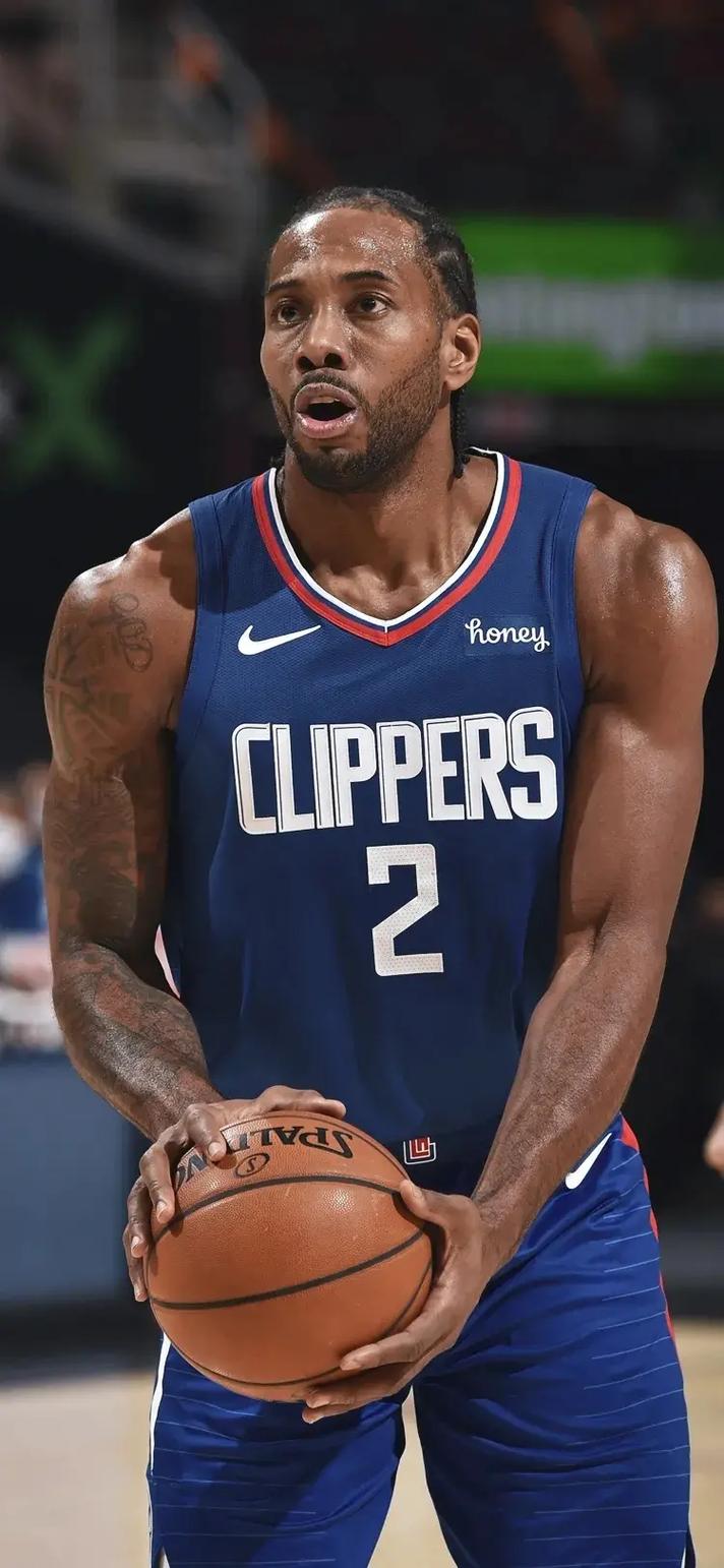 感谢恩师，出自崇明基地的海港球员将奖牌挂在徐根宝脖子上（海港球员将奖牌挂在徐根宝颈间，致谢崇明恩师）